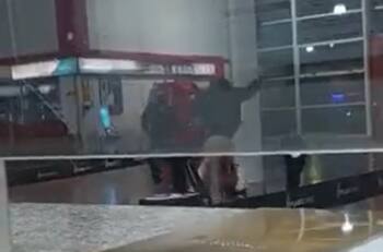 VIDEO | Violenta pelea en terminal de buses de Antofagasta: Sujetos se lanzaron bolsos entre sí