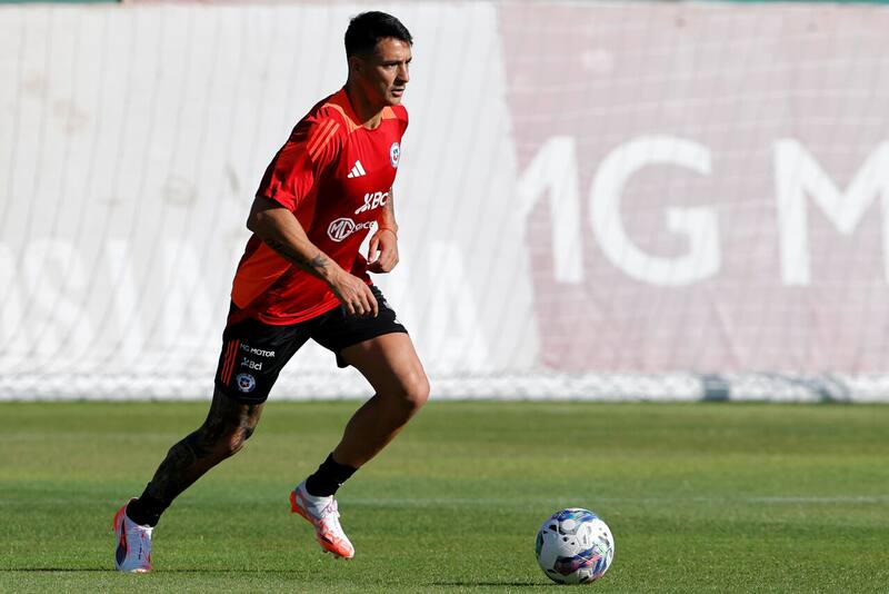 Su esposa reveló detalles de cómo el Toro vive las horas previas a su posible debut en La Roja. Foto: Aton.