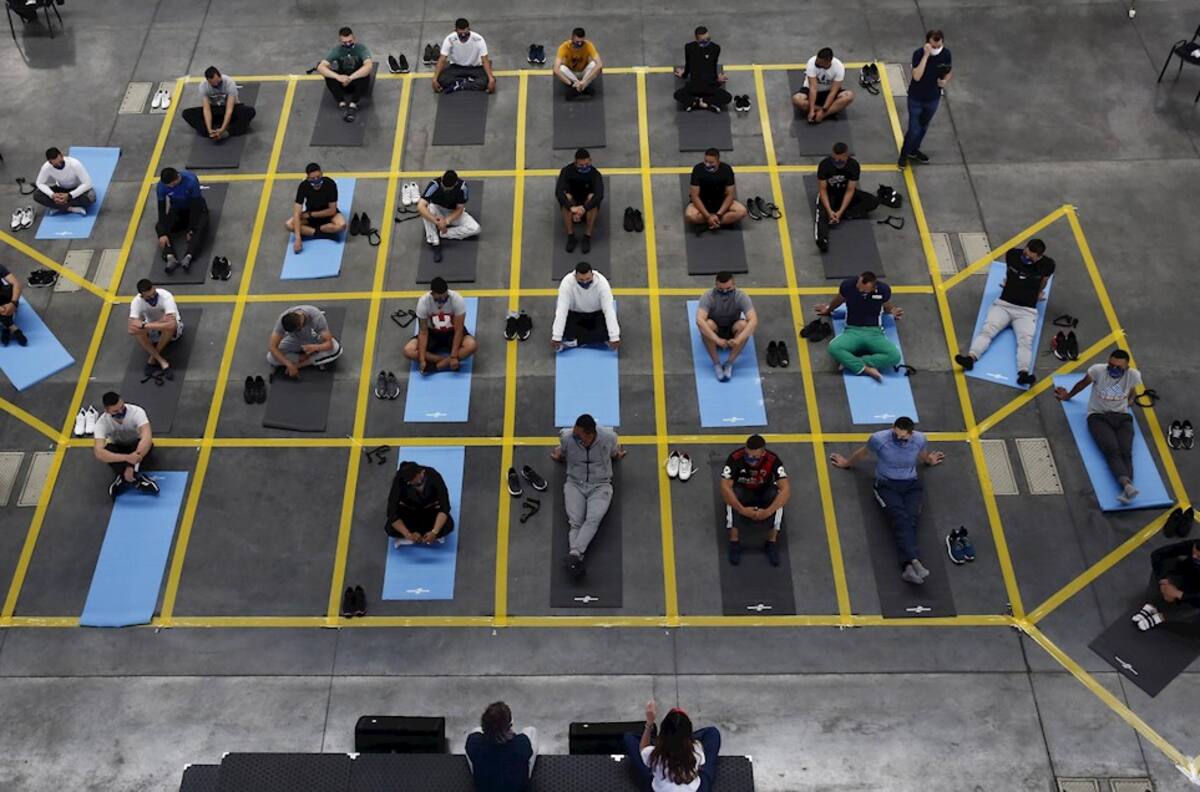 Policía colombiana recibe talleres de yoga en medio de protestas por brutalidad policial