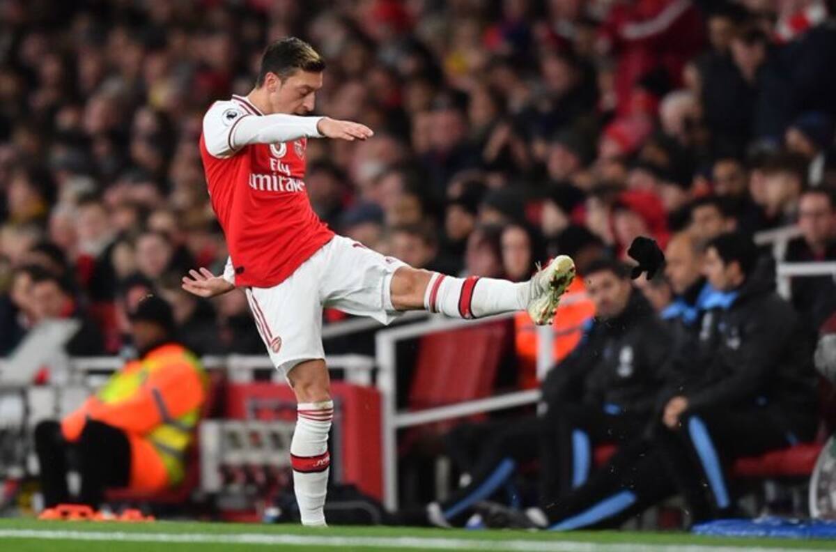 La polémica reacción de Ozil al ser sustituido en el partido ante Manchester City