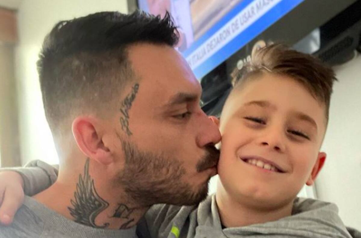El regalo de "Papu" Gómez al hijo de Mauricio Pinilla para que aliente a Argentina en la final de Copa América