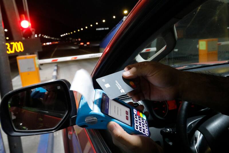 Con esta medida, los vehículos pagarán solo $1.000 para salir y entrar a la capital en Fiestas Patrias. Créditos: Jorge Loyola/Aton Chile.