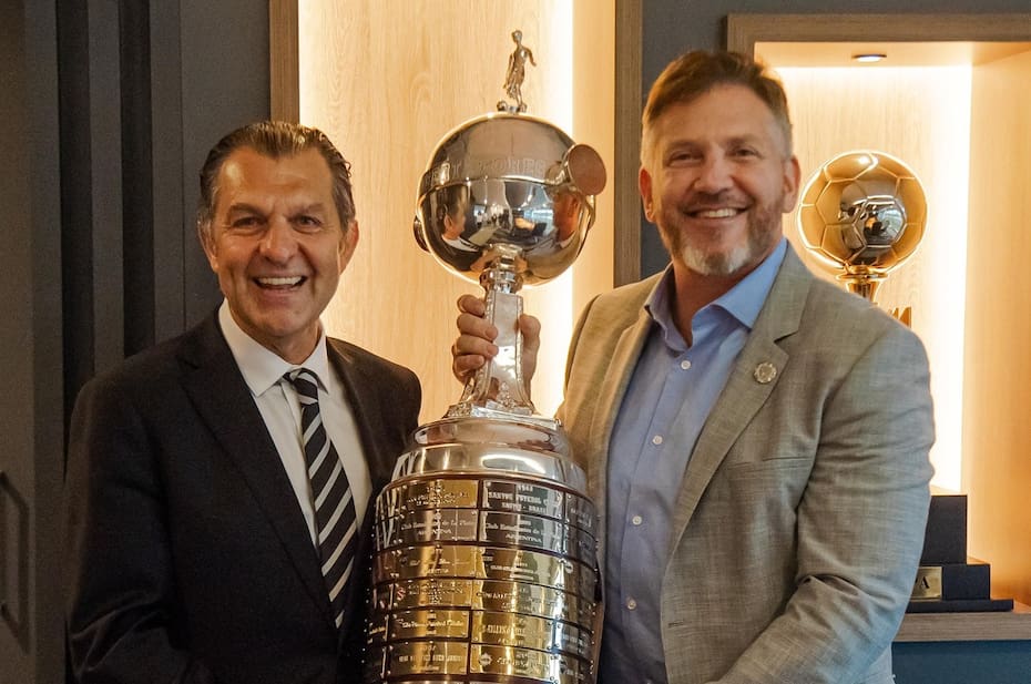 Anibal Mosa y Alejandro Domínguez posando con la Copa Libertadores.