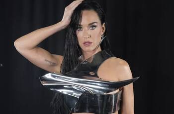 Katy Perry casi termina en topless tras bochorno con su vestuario en programa en vivo