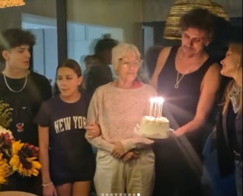 Con su esposa e hijos, el periodista también publicó una foto actual junto a la cumpleañera. Créditos: Instagram