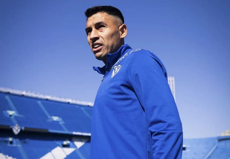 El volante recibió el llamado de Aníbal Mosa para volver a Colo Colo. Foto: @velez.