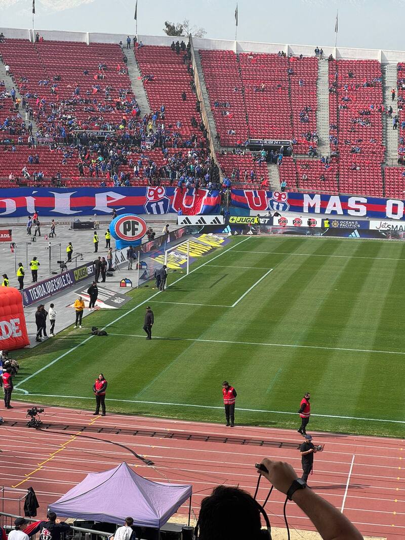 Equipó el Estadio Nacional con redes azules.