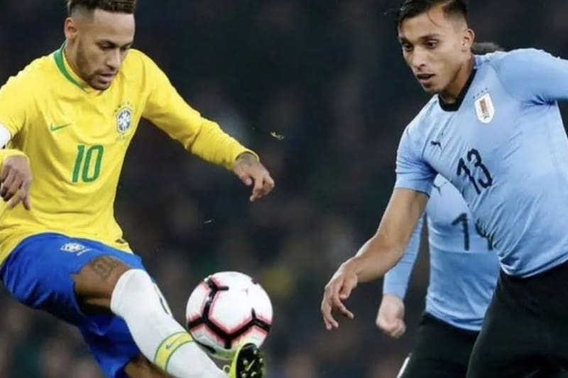 El hoy defensor de Deportes Antofagasta jugando por Uruguay contra Brasil y marcando a Neymar Jr.