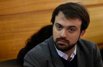 ¿Cuáles son las razones por las que Jorge Sharp fue suspendido por abandono de deberes?