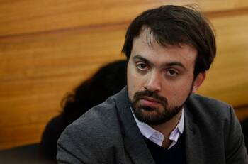 ¿Cuáles son las razones por las que Jorge Sharp fue suspendido por abandono de deberes?