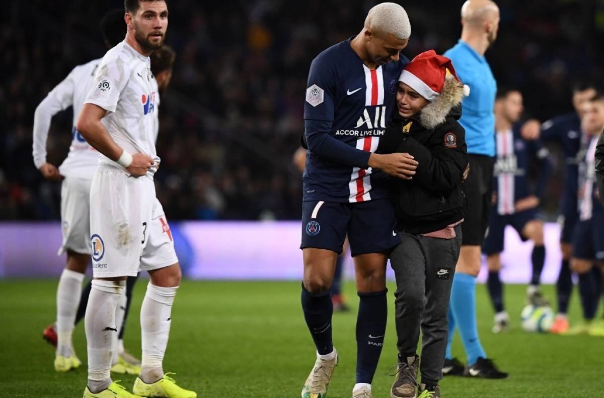 Mbappé firmó autógrafo para un niño en pleno partido del Paris Saint-Germain