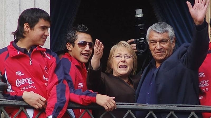 Sulantay junto a la presidenta de Chile en ese entonces, Michelle Bachelet, Alexis Sánchez y Christopher Toselli.