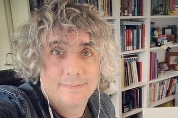 "Hice 17 versiones del capítulo uno para llegar a lo que finalmente vieron": "Chascas" Valenzuela revela el proceso creativo tras "¿Quién mató a Sara?"