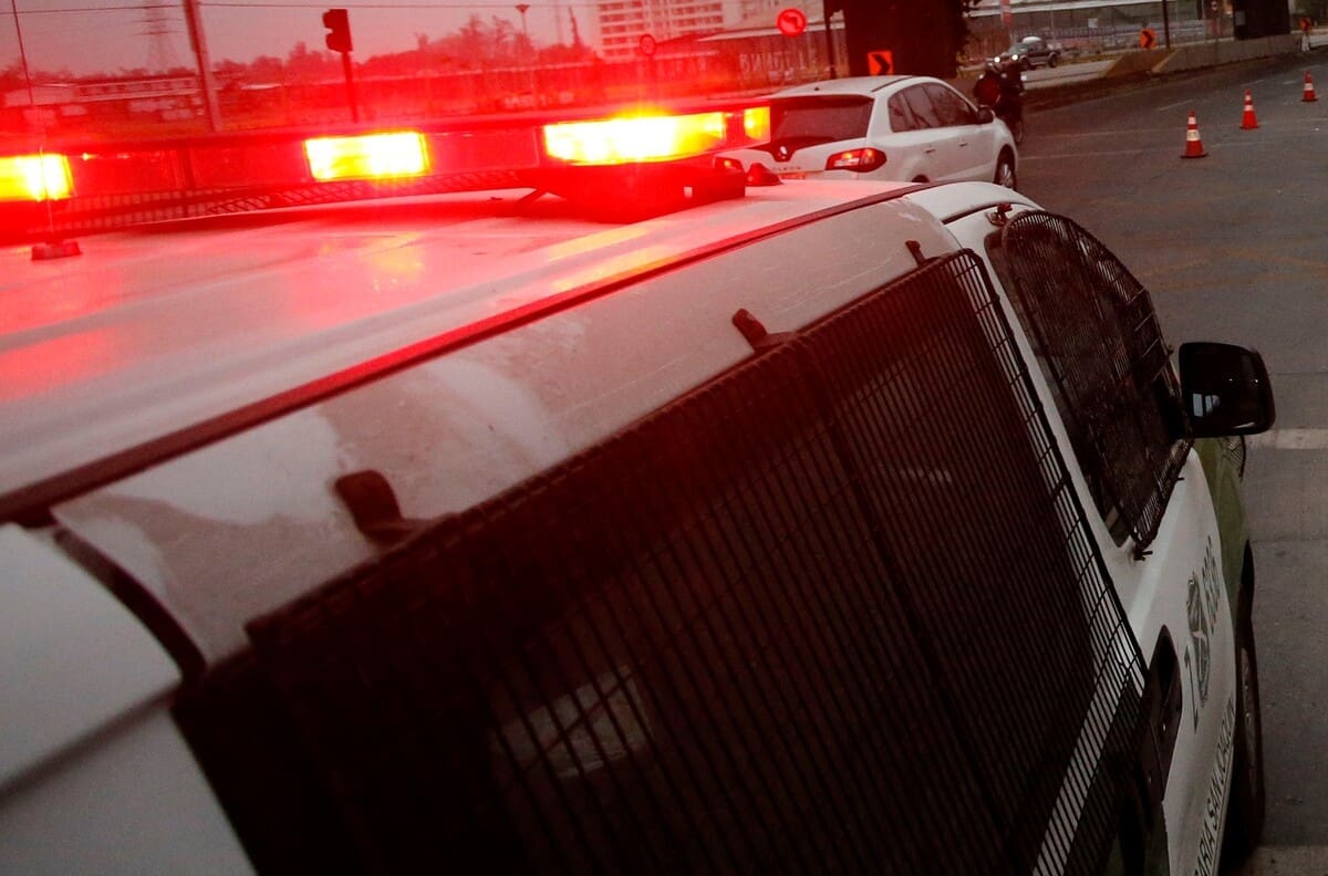Ciudadano extranjero fue detenido por agresión a dos conserjes en Santiago: lo llamaron por ruidos molestos