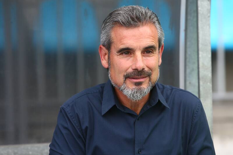 Miguel Cheíto Ramírez en la banca de Deportes Iquique.