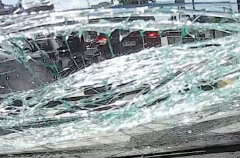 VIDEO | Motociclista rompió con una cadena el parabrisas y otros espejos del vehículo de una mujer