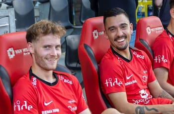 Dos delanteros chilenos podrían jugar sin VAR en Europa: clubes votaron por eliminar el sistema