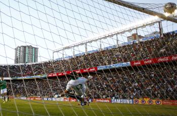 FOTOS: Las pozas se toman la cancha del estadio Hernando Siles de La Paz antes del duelo de La Roja