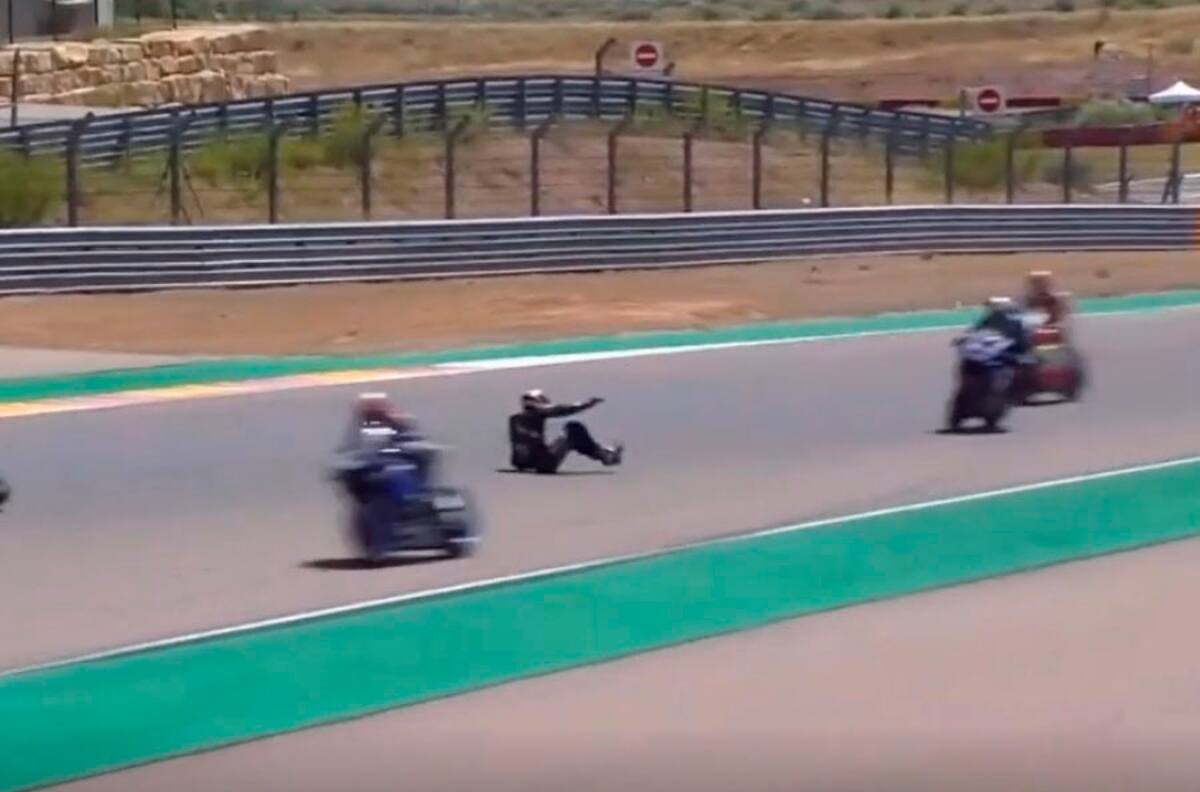 Se salvó de milagro: Piloto cayó en medio de la pista en el Superbike de Aragón