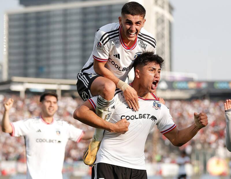 Bruno Gutiérrez y Damián Pizarro celebrando por Colo Colo.