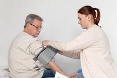 Jorge Jalil, cardiólogo UC CHRISTUS: “Un adulto mayor tiene más posibilidades de tener hipertensión arterial”