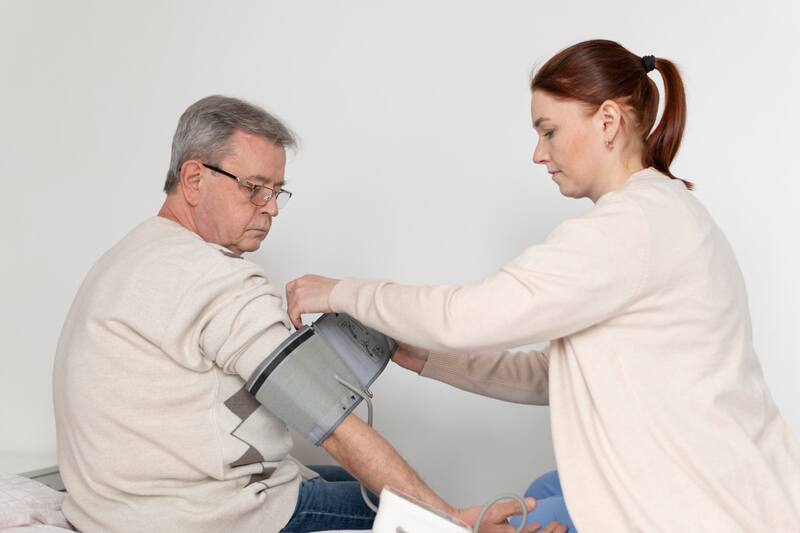 Los controles preventivos son fundamentales para detectar esta enfermedad crónica a tiempo. Créditos: Freepik.