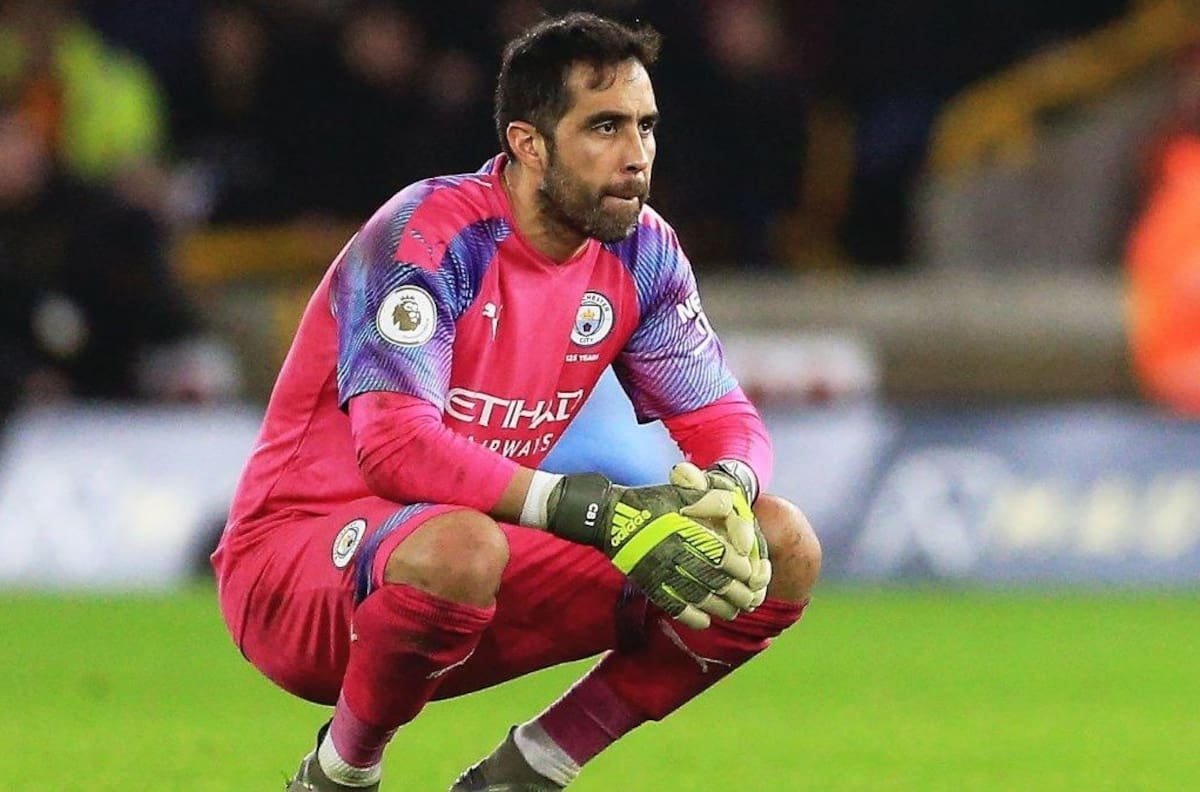 Claudio Bravo podría estar viviendo sus últimos días en el Manchester City