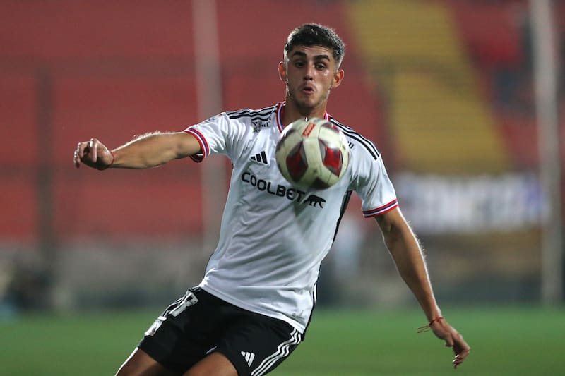 El joven lateral derecho de Colo Colo no se moverá del Estadio Monumental. (Foto: En Cancha)