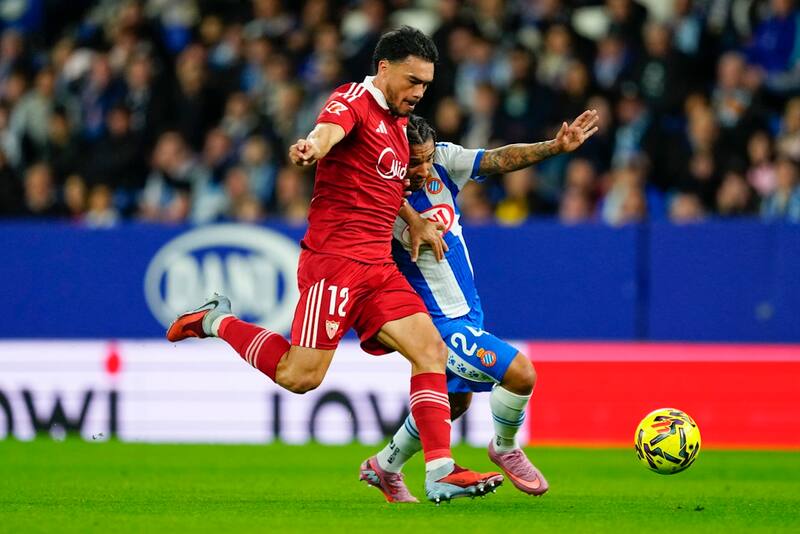 El lateral izquierdo aportó una asistencia en la derrota 1-2 del Sevilla ante Espanyol, en la que fue de los mejores jugadores de su equipo. Foto: Agencia EFE