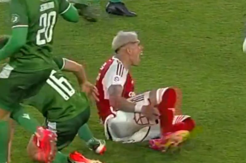 tras recibir la patada de Gastón Gil en el Monumental.