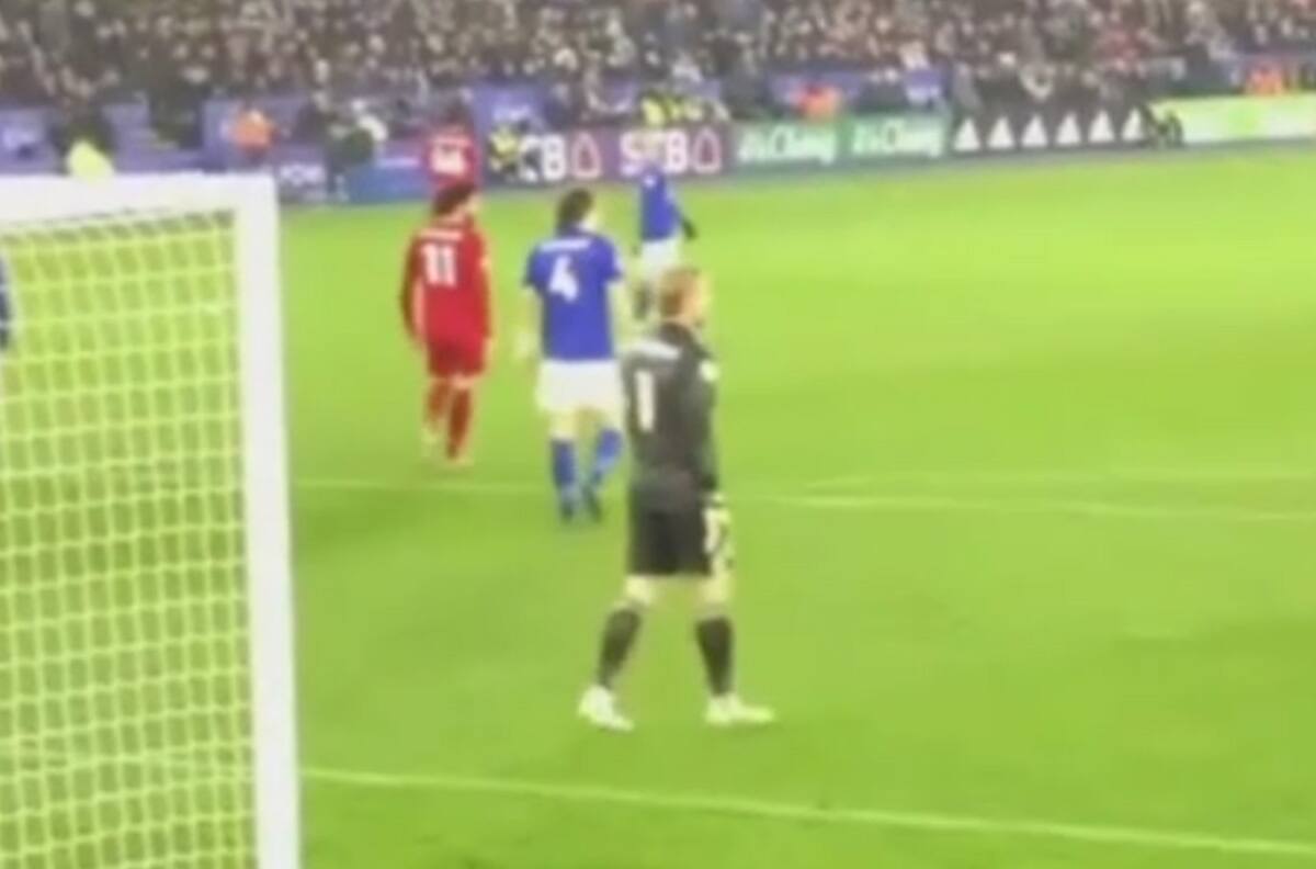 La espectacular doble tapada de Kasper Schmeichel en la derrota de Leicester ante Liverpool