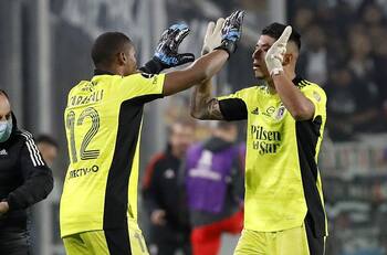 Arquero chileno en el extranjero se sigue postulando para volver a Colo Colo: “Mi celular está cargado y tiene señal"