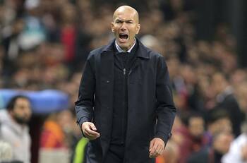 A una firma: Zinedine Zidane se aproxima a la banca del Bayern Múnich