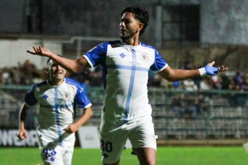 El delantero en Deportes Santa Cruz. Foto: @_d1egoarias en Instagram.