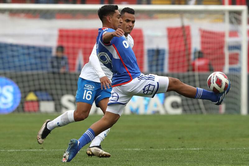 El jugador de Universidad Católica Bryan Rovira, disputa el balón con Juan Pablo Gomez de Universidad de Chile durante el partido de primera división realizado en el estadio Santa Laura en Santiago, Chile, 11/11/2023. Foto: Aton.