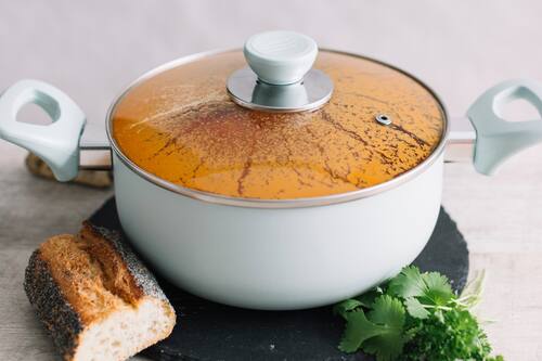 Así puedes dejar las tapas de tus ollas libres de grasa y como nuevas fácilmente