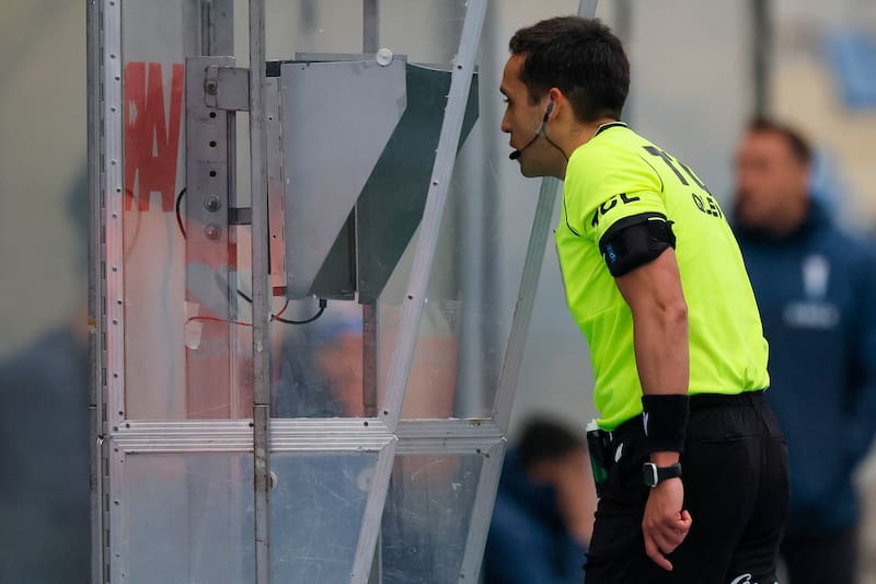 "Creo que son necesarias hacer públicas las decisiones del VAR, para darle claridad al televidente, al público y a las bancas técnicas", dice Tobar.