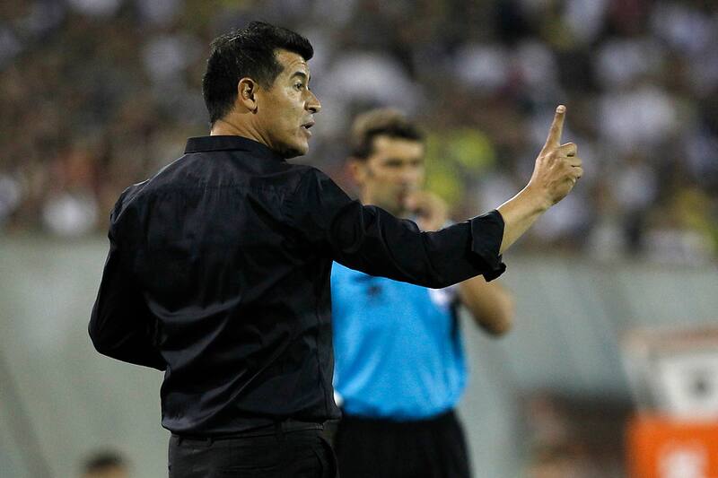 Jorge Almirón dirigiendo a Atlético Nacional ante Colo Colo en el estadio Monumental. Foto: Aton.