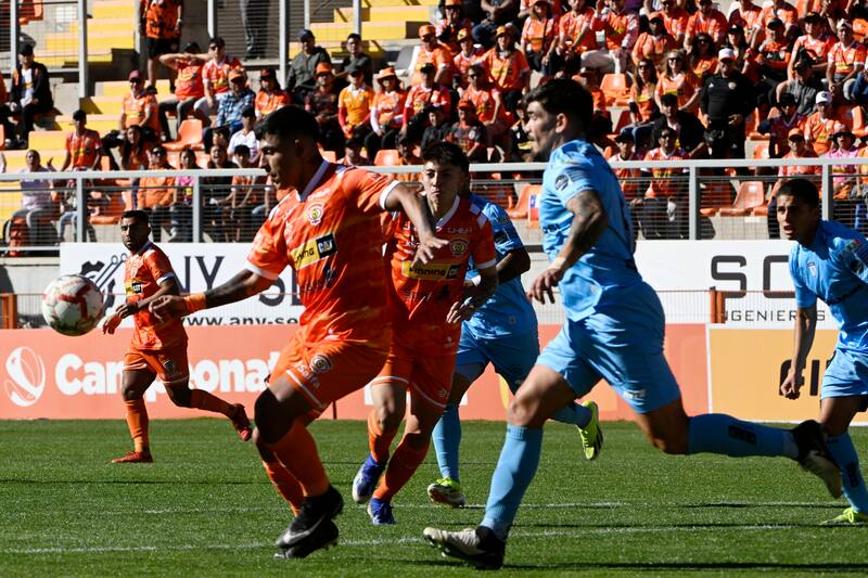 hizo su debut profesional con Cobreloa y vistió la mítica 8 en la espalda.