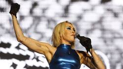 Miley Cyrus llenó de emoción a fan al recibir chaqueta que le hizo en Lollapalooza Chile 2022: "Es un sueño hecho realidad"