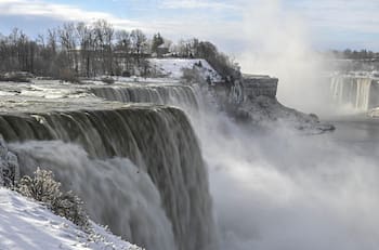 VIDEO | Ola de frío: Cataratas del Niágara se congelan y fabrican bloques de hielo