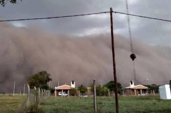 VIDEO | Impresionante: Extraña nube de polvo oscurece por completo el día en Argentina