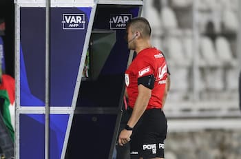 ¿Llegará a Chile? La nueva función del VAR que cambiará por completo el fútbol