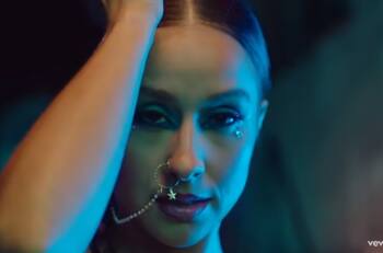 "Aquí casi me dio un ataque de pánico": Denise Rosenthal revela cómo realizaron el impactante look de su nueva canción "Demente"