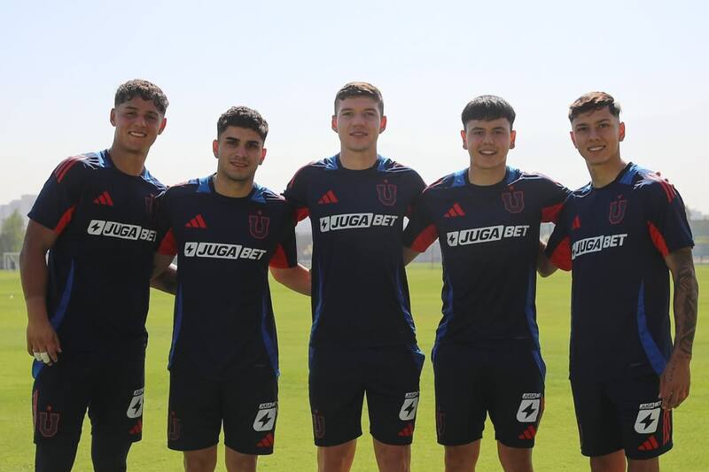 Ignacio Sáez junto a sus compañeros que viajaron al Sudamericano Sub-20.