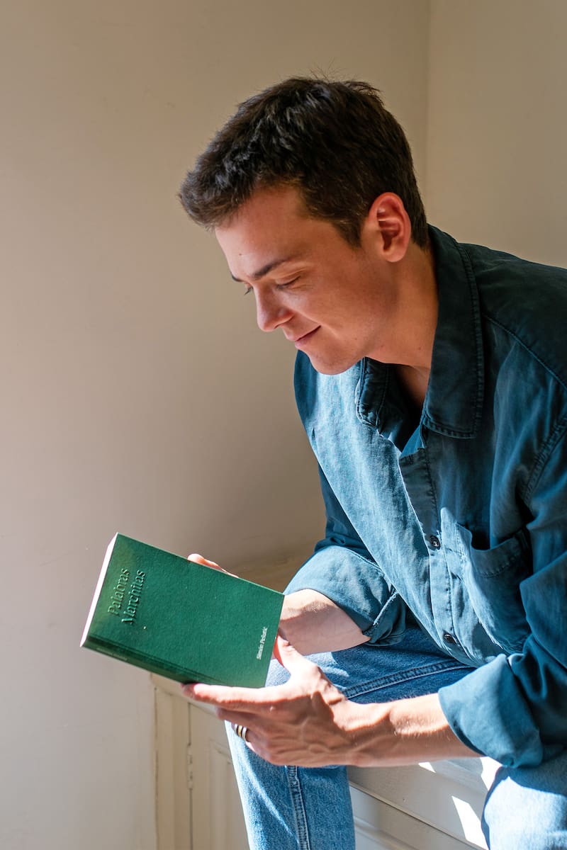 Simón Pesutic lanza libro de poesía