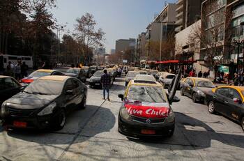 VIDEO | Taxistas cortaron tránsito en Santiago en protesta por alzas en el combustible