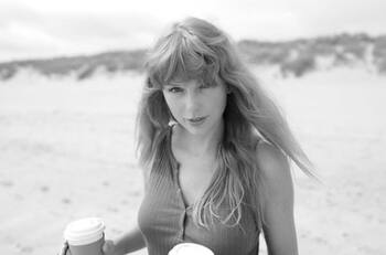 Taylor Swift celebra el primer año del disco "Folklore" compartiendo una versión alternativa de "The Lakes"
