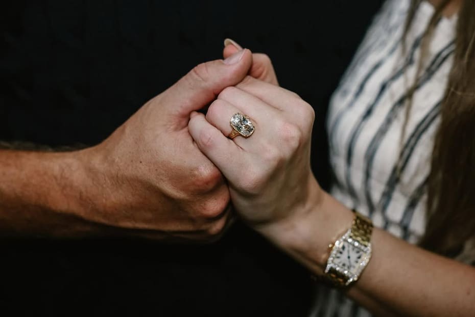 Así luce su anillo de bodas.