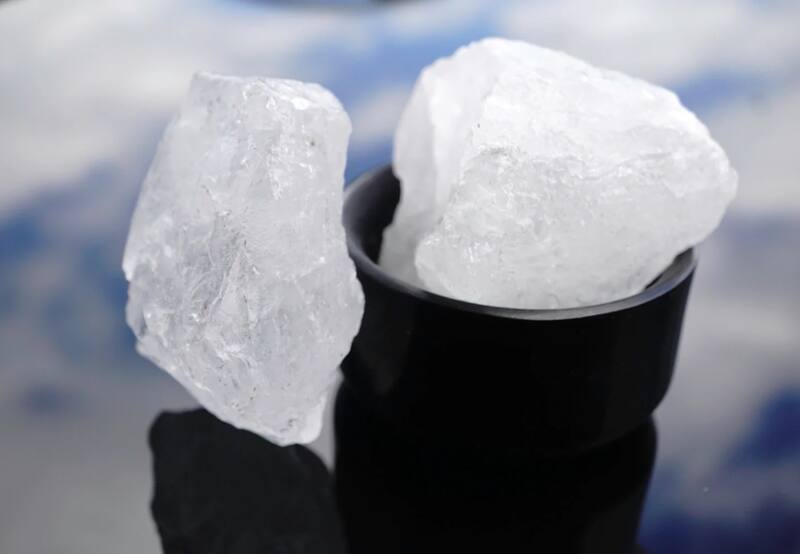 La piedra de alumbre es usada desde los tiempos del antiguo egipto, gracias a sus propiedades astringentes, aclaradoras y secantes. | Foto: Stoned Crystal